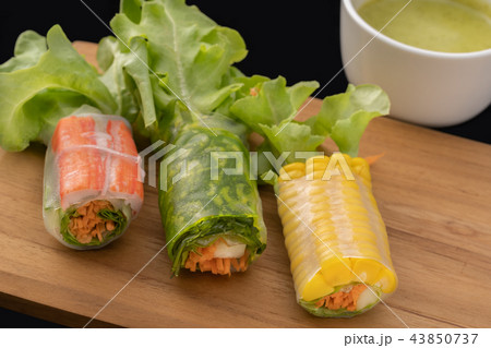 Fresh vegetable noodle spring roll with sauce  43850737
