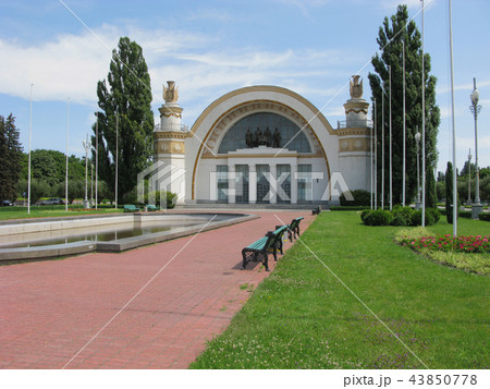 Recreation area with comfortable benches and a fou 43850778