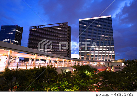 日本の東京都市景観 大崎駅や高層ビル群など、街並みを望む(夜景) 日本の東京都市景観 大崎駅や高層ビル群など、街並みを望む(夜景) 43851735