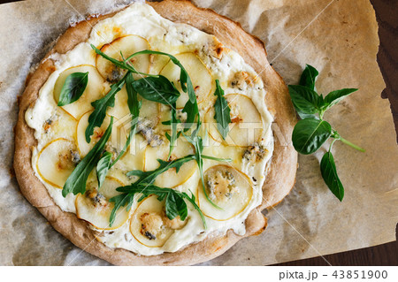 Pizza with cream sauce, pears and cheese dor blue. 43851900