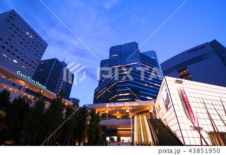 日本の東京都市景観　大崎駅前のゲートシティ大崎など、街並みを望む（夜景） 43851950