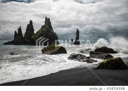 Basalt rock formations Reynisdrangar, Vik, Iceland Basalt rock formations Reynisdrangar, Vik, Iceland 43859398