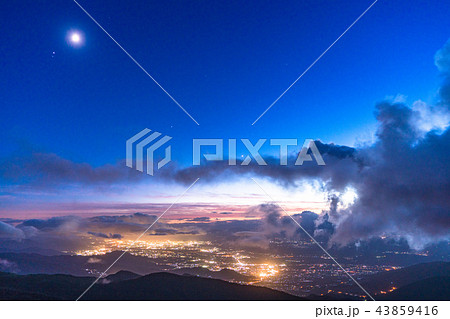 《長野県》竜王マウンテンパーク・夜景と流れる雲 《長野県》竜王マウンテンパーク・夜景と流れる雲 43859416