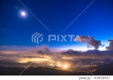 《長野県》竜王マウンテンパーク・夜景と流れる雲 《長野県》竜王マウンテンパーク・夜景と流れる雲 43859427