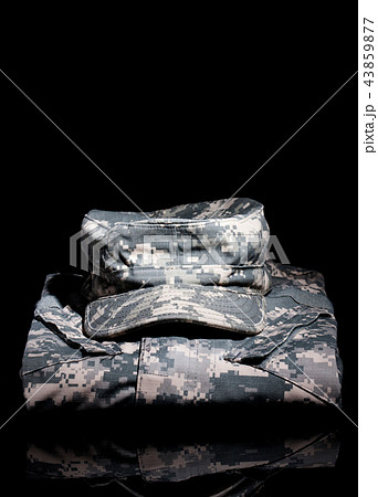 軍隊 軍服 黒の背景 43859877