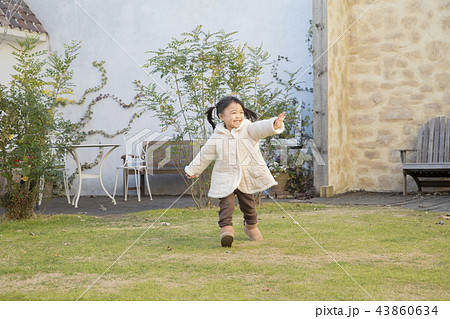 公園を走る女の子 公園を走る女の子 43860634
