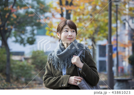 コートの女性 43861023