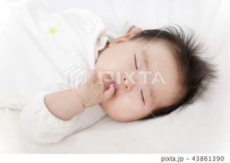 指シャブリをしながら眠る生後3ヶ月になった新生児。新生児、赤ちゃん、育児、健康のイメージ 43861390