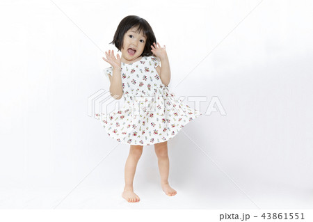 両手を上げ驚いている、ワンピースの幼い女の子。驚き、ビックリ、ショック、喜び、衝撃のポーズ 両手を上げ驚いている、ワンピースの幼い女の子。驚き、ビックリ、ショック、喜び、衝撃のポーズ 43861551