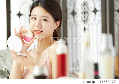 女性　メイクアップ　ビューティー 43862177