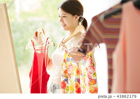 女性　ドレスアップ 43862179