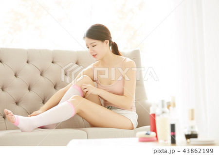 女性　リラックス 43862199