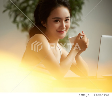 ビジネス　女性　カフェ 43862498