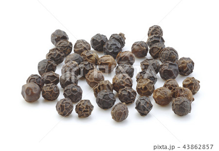 peppercorns isolated on white 43862857