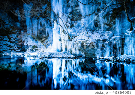 埼玉秩父　三十槌の氷柱 ライトアップ 43864005