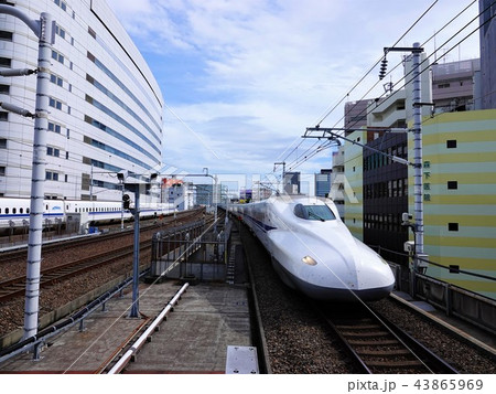 名古屋のビル街を駆け抜けるJR東海の「新幹線N700系」 名古屋のビル街を駆け抜けるJR東海の「新幹線N700系」 43865969