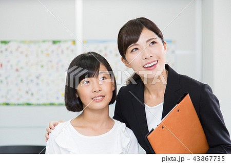 塾講師と小学生の女の子の写真素材