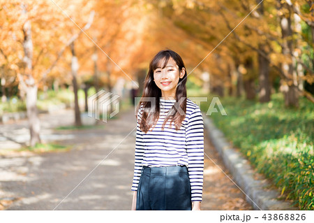 紅葉と女性 紅葉と女性 43868826