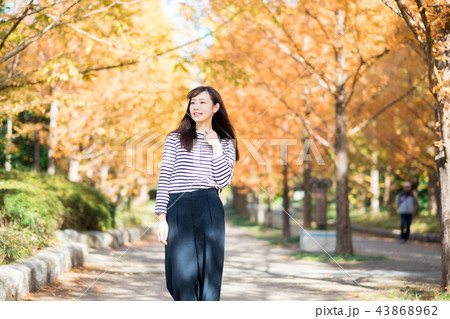 紅葉と女性 紅葉と女性 43868962