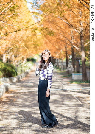 紅葉と女性　 43869023