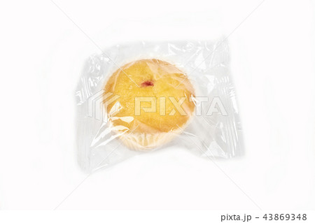 muffins packed in transparent packaging, on a white background. 43869348