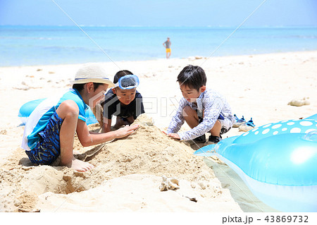 ビーチで遊ぶ子供 43869732