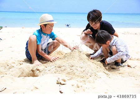 ビーチで遊ぶ子供 ビーチで遊ぶ子供 43869735