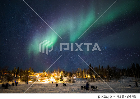 カナダ ノースウエスト準州 イエローナイフ ティッピーとオーロラの写真素材 43873449 Pixta