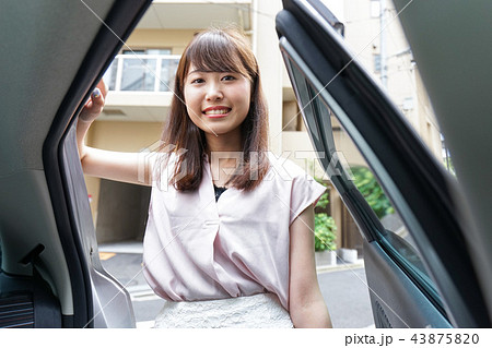 車に乗る女性 43875820