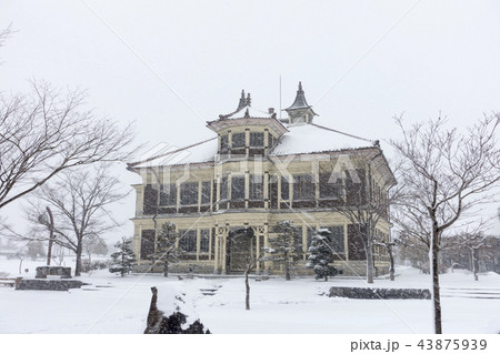 伊達市内の建造物で初めて国の重要文化財に指定された保原総合公園内にある雪が積もった旧亀岡家住宅 伊達市内の建造物で初めて国の重要文化財に指定された保原総合公園内にある雪が積もった旧亀岡家住宅 43875939