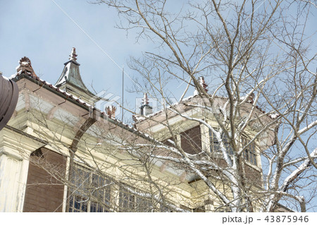 伊達市内の建造物で初めて国の重要文化財に指定された保原総合公園内にある雪が積もった旧亀岡家住宅 伊達市内の建造物で初めて国の重要文化財に指定された保原総合公園内にある雪が積もった旧亀岡家住宅 43875946