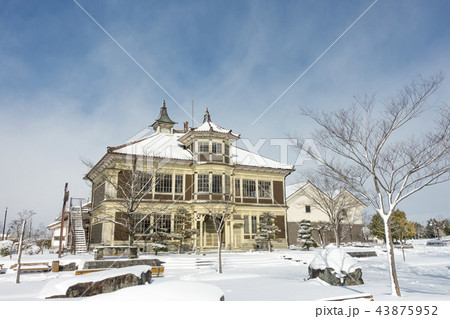 伊達市内の建造物で初めて国の重要文化財に指定された保原総合公園内にある雪が積もった旧亀岡家住宅 伊達市内の建造物で初めて国の重要文化財に指定された保原総合公園内にある雪が積もった旧亀岡家住宅 43875952