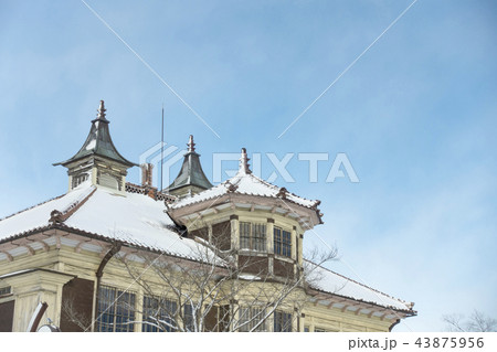 伊達市内の建造物で初めて国の重要文化財に指定された保原総合公園内にある雪が積もった旧亀岡家住宅 43875956
