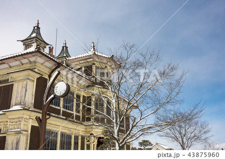 伊達市内の建造物で初めて国の重要文化財に指定された保原総合公園内にある雪が積もった旧亀岡家住宅 43875960