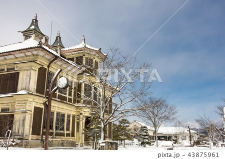 伊達市内の建造物で初めて国の重要文化財に指定された保原総合公園内にある雪が積もった旧亀岡家住宅 43875961