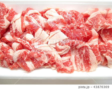 パックに入った牛肉の小間切れ 43876369
