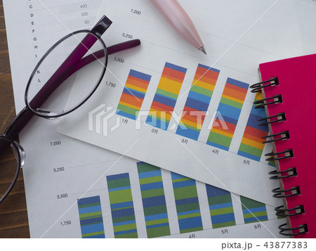 ビジネスイメージ・グラフ・手帳・メガネ・女性 43877383