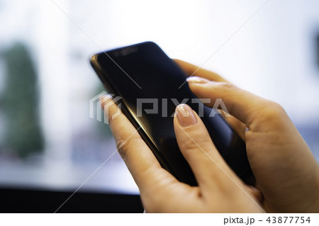 スマホを操作する女性の手 スマホを操作する女性の手 43877754