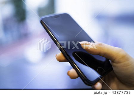 スマホを操作する女性の手 43877755