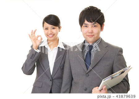 笑顔のビジネスマンとOL 笑顔のビジネスマンとOL 43879639