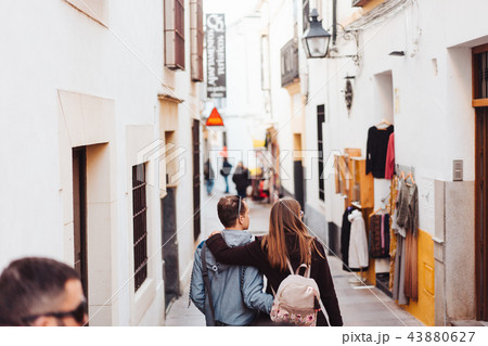 Young couple walking the streets of the city 43880627