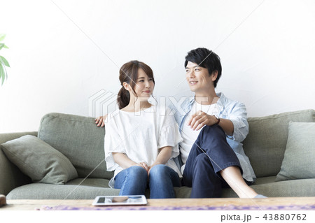 ソファでくつろぐカップル ソファでくつろぐカップル 43880762
