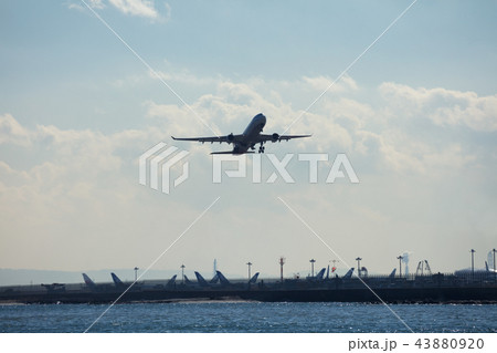 飛行機の離陸 飛行機の離陸 43880920
