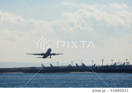 飛行機の離陸 43880921