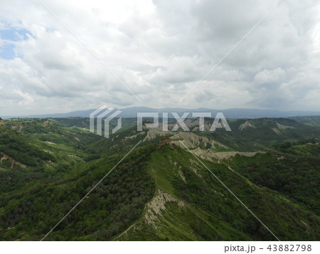 チビタ・ディ・バニョレージョからの周囲の山々の風景 43882798