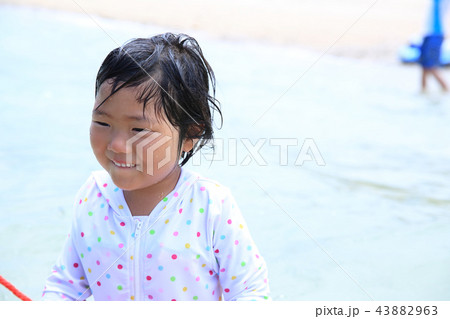 海水浴を楽しむ子ども 43882963