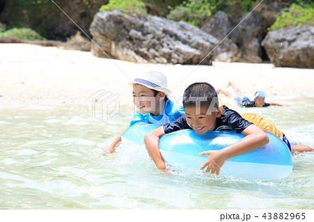 海水浴を楽しむ子どもたち 43882965