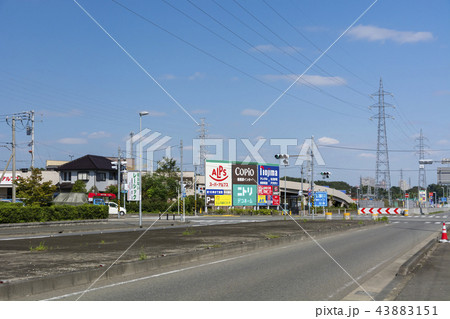 住宅街に新しい道路 取り残された住宅 住宅街に新しい道路 取り残された住宅 43883151