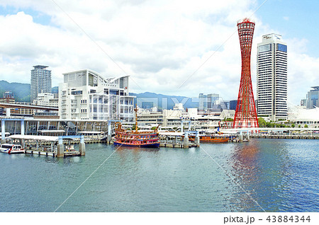 神戸ポートタワーと遊覧船のイラスト素材