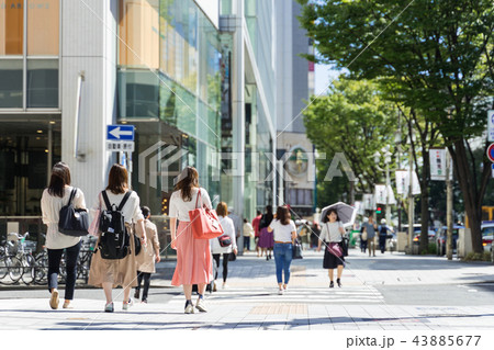 名古屋市中区栄　大津通　ラシック前の賑わい 43885677